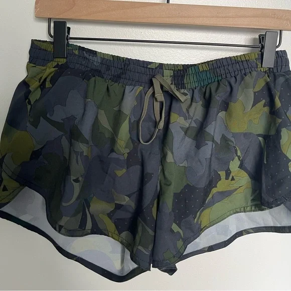 Old Navy Go Dry Mid-Rise Dolphin Hem Run Shorts For Women Dot Camo - Picture 5 of 8